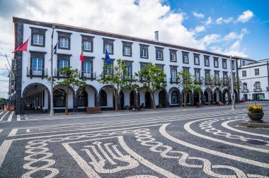 Yaz aylarında Ponta Delgada 'da Azores' de Sao Miguel adasında Gates Meydanı 'nın karşısından bir manzara