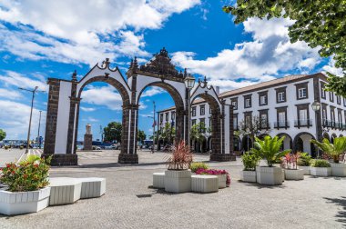 Yaz mevsiminde Ponta Delgada 'da Azores' deki Sao Miguel adasındaki Gates Meydanı ve Şehir Kapıları 'na doğru bir manzara.
