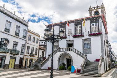 Yaz mevsiminde Ponta Delgada 'da Azores' de Sao Miguel adasında belediye meydanı manzarası