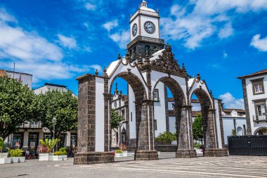 Ponta Delgada 'da Azores' de Sao Miguel adasında şehir kapılarının önünde bir manzara.