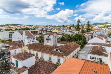 Kuzeybatıya, Ponta Delgada 'nın dışında bulunan Azores' deki Sao Miguel adasının çatılarından bir manzara.