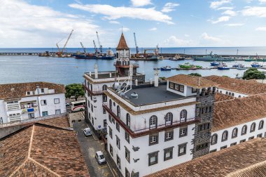Azores 'de Sao Miguel adasında Ponta Delgada' daki çatı ve liman manzarası