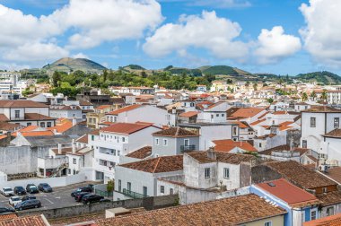 Kuzeydoğudaki Ponta Delgada 'nın Azores' deki Sao Miguel adasının çatıları manzaralı.