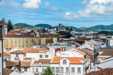 Ponta Delgada 'nın kuzeyindeki Azores Adaları' ndaki Sao Miguel adasının çatılarının manzarası.