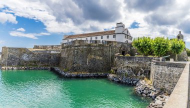 Yaz aylarında Ponta Delgada 'daki ortaçağ kalesinin Azores' deki Sao Miguel adasının duvarları boyunca bir manzara.