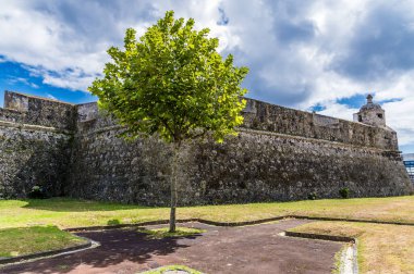 Yaz mevsiminde Azores 'deki Sao Miguel adasındaki Ponta Delgada' daki ortaçağ kalesinin batı köşesine doğru bir manzara.