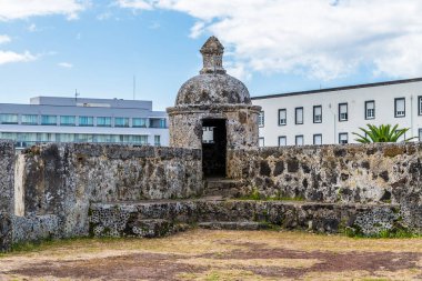 Yazın Azores 'de Sao Miguel adasındaki Ponta Delgada' daki ortaçağ kalesinin iç köşesine doğru bir manzara.