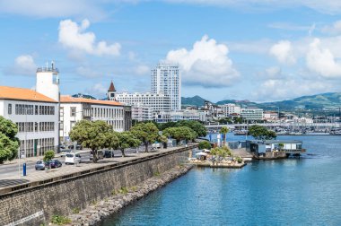 Ortaçağ kalesinden Ponta Delgada 'daki sahil gezintisinin aşağısındaki Azores adasındaki Sao Miguel adasının manzarası.