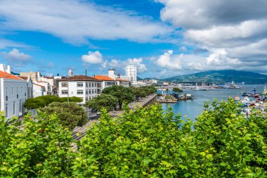 Ortaçağ kalesinden, Azores 'de Sao Miguel adasındaki Ponta Delgada limanına doğru uzanan bir manzara.