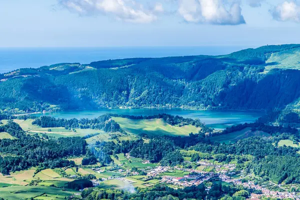 Yazın Azores 'de Sao Miguel adasındaki Furnas Caldera' ya bakan bir manzara.