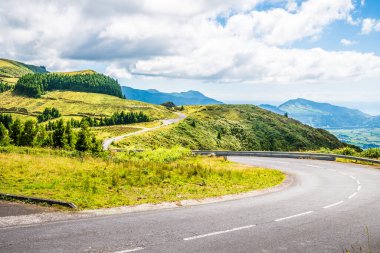 Yazın Azores 'de Sao Miguel adasında Furnas Caldera' nın kenarında bir yol manzarası.