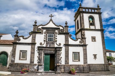 Yaz mevsiminde Azores adasındaki Sao Miguel adasında Povoacao kasabasındaki Bizim Meryem Ana 'nın kilisesine doğru bir manzara.