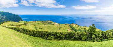 Yaz mevsiminde Azores 'deki Sao Miguel adasında Povoacao kasabasının yukarısındaki Sunset Viewpoint' ten bir manzara