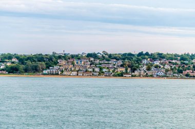 Southampton suyundan sonbaharda günbatımında Lee-on-Solent 'e doğru bir manzara.
