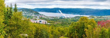 Newfoundland, Kanada 'da sonbaharda Brook Köşesi üzerinde bir manzara