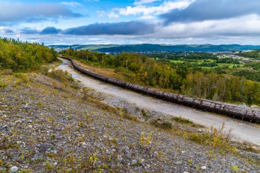 Newfoundland, Kanada 'da, Corner Brook' un yukarısındaki sızdıran tahta dallı su borusuna bakan bir panorama manzarası.