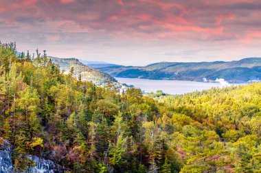 Newfoundland, Kanada 'da, Corner Brook' un yukarısındaki vadiden gün batımında bir manzara.