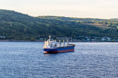 Sonbaharda Kanada 'da Saguenay, Quebec' te demirlemiş bir tankerin teknesinin manzarası.