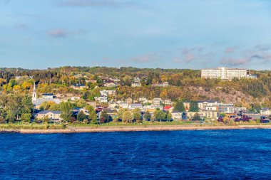 Sonbaharda Kanada 'nın Quebec eyaletindeki Saguenay körfezindeki yerleşim yerine demirlemiş bir gemiden bir görüntü.