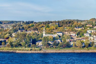 Sonbaharda Kanada 'nın Quebec eyaletindeki Saguenay körfezindeki yerleşim yerine doğru demirlemiş bir gemiden bir görüntü.
