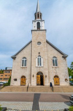 Sonbaharda Kanada 'da Saguenay, Quebec' teki Saint Alfonso kilisesinin ön görüntüsü.