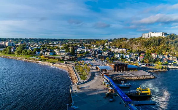 Sonbaharda Kanada 'daki Saguenay, Quebec körfezindeki gemi terminalinin manzarası.