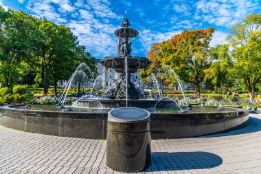 Sonbaharda Quebec 'teki parlamento binasının önündeki çeşme manzarası