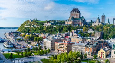 Sonbaharda Quebec 'te gemi terminali ve kale boyunca manzaralı bir manzara.