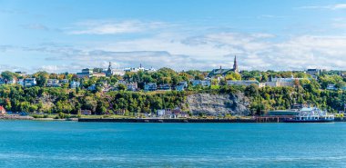 Sonbaharda Kanada 'nın Quebec kentindeki Desjardins ilçesine doğru Saint Lawrence nehri boyunca bir manzara.