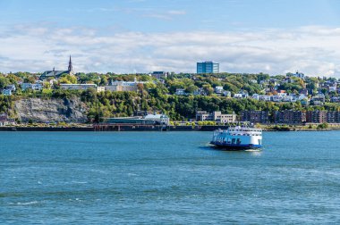 Sonbaharda Kanada 'nın Quebec kentindeki Desjardins ilçesinden geçen Saint Lawrence nehrindeki bir feribot manzarası.