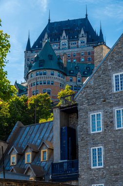 Sonbaharda Kanada 'nın Quebec kentindeki bir yamaçtaki farklı mimari tarzların manzarası