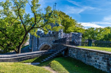 Sonbaharda Kanada 'nın Quebec şehrinde bir giriş kapısına doğru şehir duvarlarından bir manzara