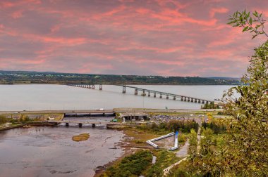 Montmorency 'nin tepesinden Saint Lawrence nehrine doğru bir manzara Quebec City, Kanada yakınlarında sonbaharda günbatımında düşer.