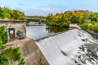 Montmorency 'nin tepesi boyunca uzanan manzara Quebec City, Kanada yakınlarında sonbaharda düşer.