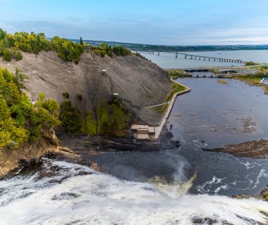 Montmorency nehrinin kıyısından Montmorency 'nin tepesinden Quebec City, Kanada yakınlarına bir manzara düşer.