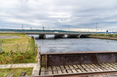 Montmorency 'nin dibindeki Saint Lawrence nehrine doğru uzanan gerileme kanalı sonbaharda Quebec City, Kanada yakınlarına düşer.