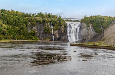 Montmorency 'nin dibine doğru uzanan gerileme kanalı boyunca bir manzara Quebec City, Kanada yakınlarına düşer.