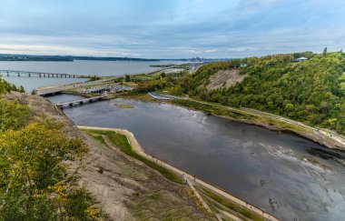 Montmorency 'deki gerileme kanalının manzarası Quebec City, Kanada yakınlarına düşüyor.