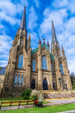 Sonbaharda Kanada, Prens Edward Adası, Charlottetown 'daki Saint Dunstan Bazilikası' na doğru bir manzara
