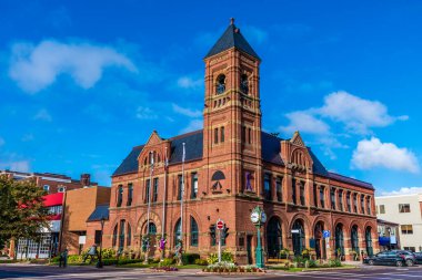 Sonbaharda Kanada 'da, Prens Edward Adası Charlottetown' un merkezindeki belediye binasının manzarası.