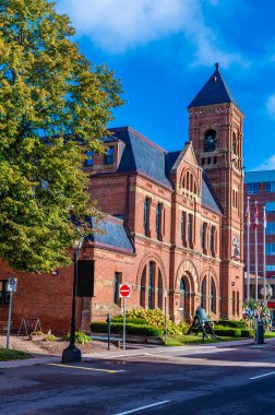 Sonbaharda Kanada 'da Charlottetown, Prens Edward Adası' nın merkezindeki belediye binası boyunca bir manzara.