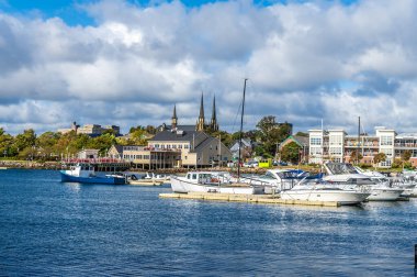Sonbaharda marina boyunca Charlottetown, Prince Edward Adası, Kanada 'ya doğru bir manzara.