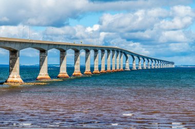 Sonbaharda Konfederasyon köprüsünün güney ucunda, Prens Edward Adası, Kanada