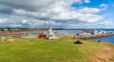 Sonbaharda Konfederasyon köprüsünün kuzey ucunda, Prens Edward Adası, Kanada