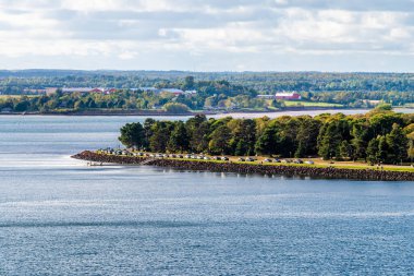 Sonbaharda Kanada, Prens Edward Adası, Charlottetown 'daki Victoria Park' ın karşısındaki koydan bir manzara.