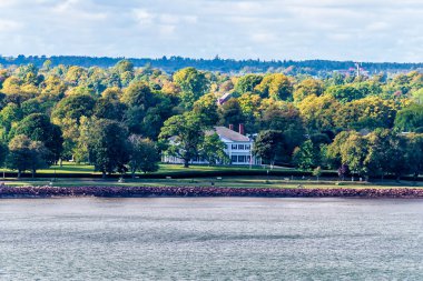 Körfezden, sonbaharda Kanada 'nın Charlottetown kentindeki Victoria Park' a doğru bir manzara.