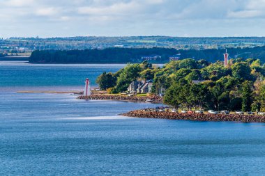 Sonbaharda Kanada 'nın Charlottetown kentindeki Victoria Park kıyı şeridi boyunca uzanan körfez manzarası.