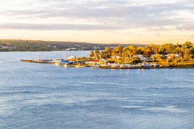 Sabahın erken saatlerinde Sydney, Nova Scotia, Kanada 'ya yaklaşan bir manzara.