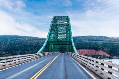 Sonbaharda Sydney, Nova Scotia, Kanada yakınlarındaki Trans Kanada otobanındaki Seal Island Köprüsü 'nün yakın görüntüsü.