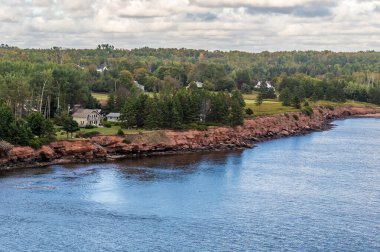 Sonbaharda Kanada, Prens Edward Adası, Charlottetown 'daki kırmızı kumsal şeridi boyunca bir manzara.